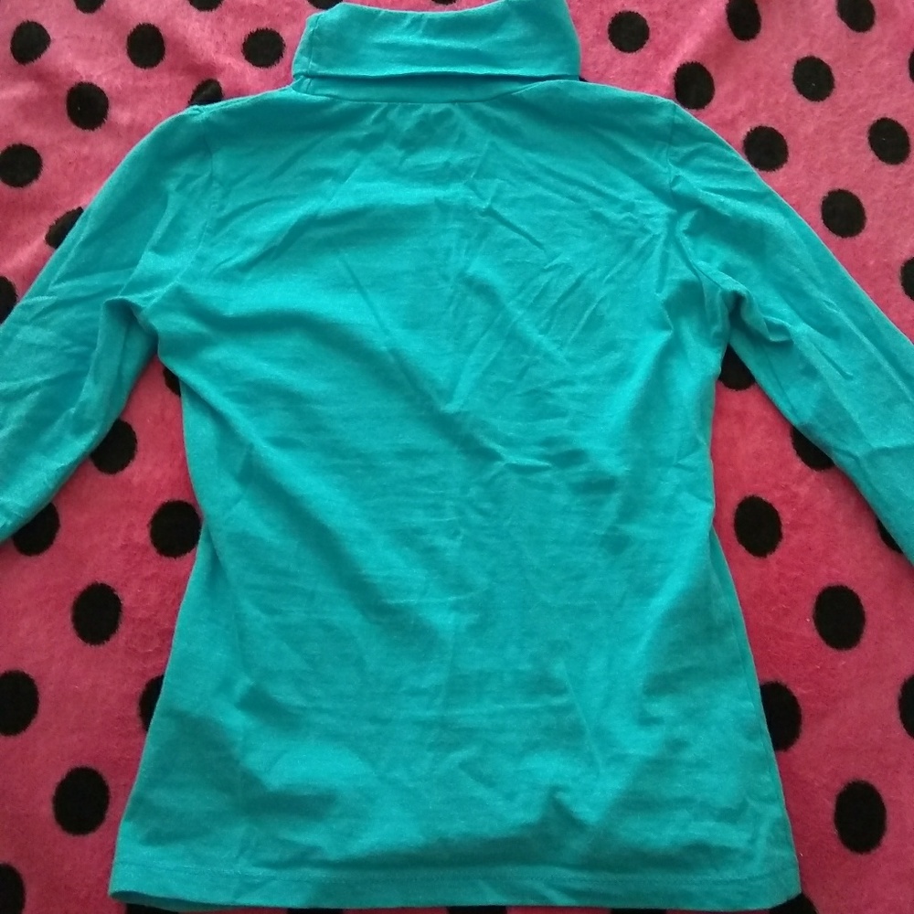 A long Sleeves turtle neck shirt